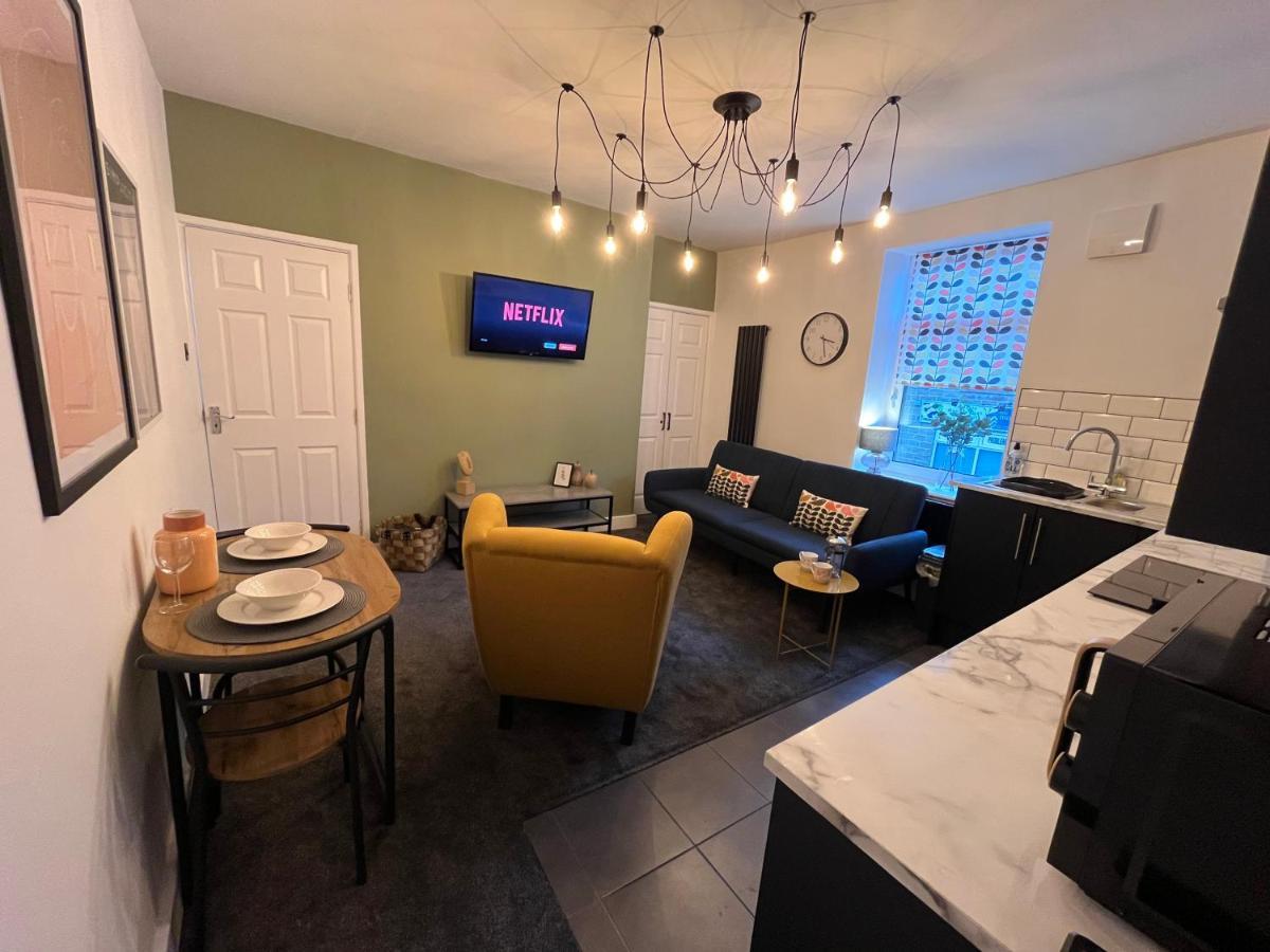Modern & Retro Two Bedroom Apartment In Barnsley Buitenkant foto