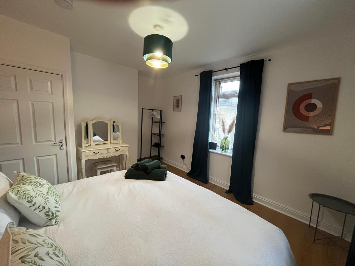 Modern & Retro Two Bedroom Apartment In Barnsley Buitenkant foto